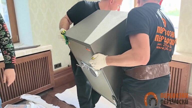 Gruzchiki-muvinga-perenosyat-sejf-v-ruchnuyu